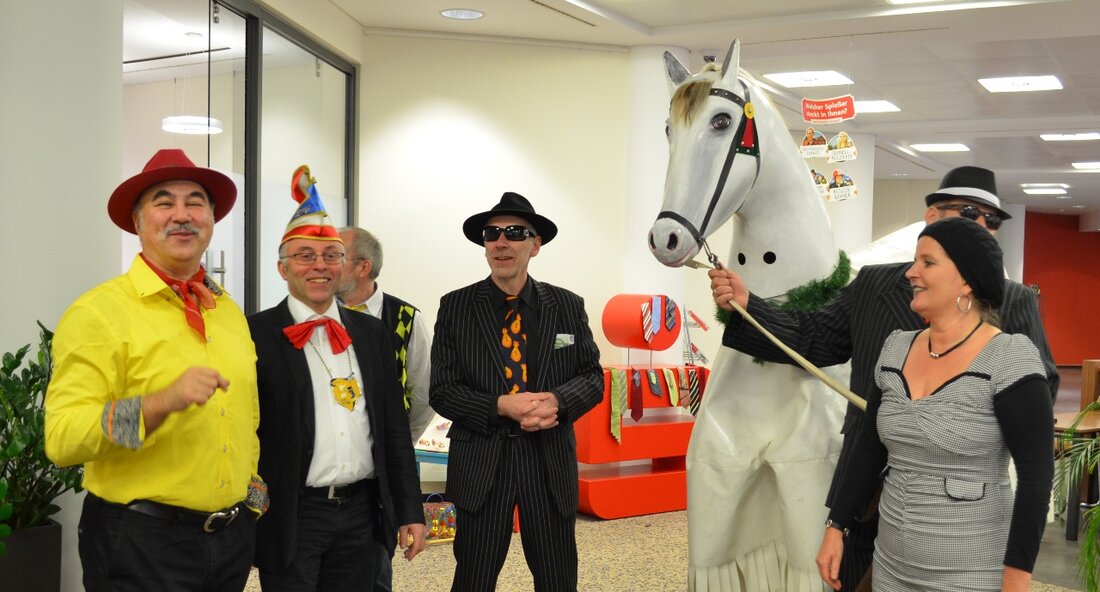 Neustadt/WN. Nach dem Besuch im Weidener Rathaus, hatte die Schimmel AG auch beim Besuch der Sparkasse in Neustadt/WN ein Pferd im Gepäck, das versteigert werden sollte. Für die feuchtfröhlichen Verhandlungen hatte sich [&hellip;]