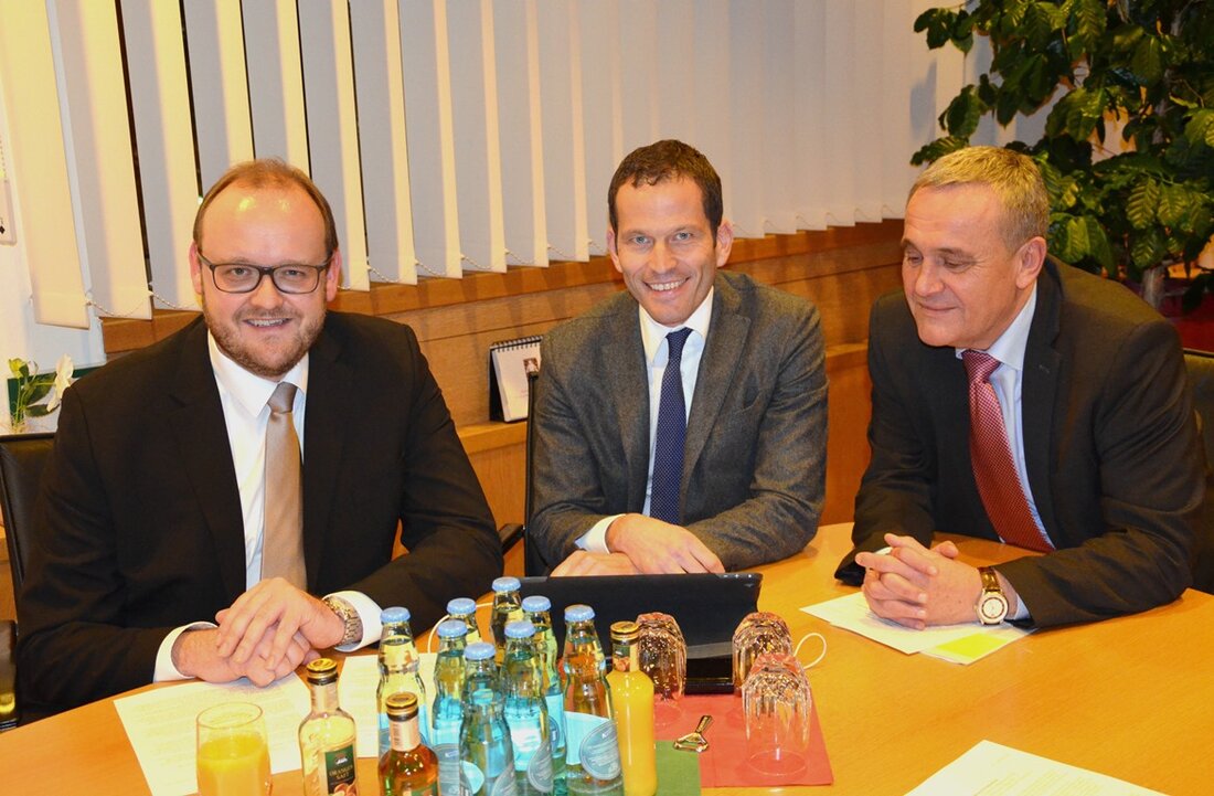 Weiden. Gestern wurde die sogenannte Ostbayernresolution (auch „Oberpfalz-Oberfranken-Magistrale“ genannt) zum geplanten Ausbau der Eisenbahnstrecke Hof-Marktredwitz-Weiden-Schwandorf-Regensburg vorgestellt. Die Resolution soll dazu beitragen, dass bei der Elektrisierung der Bahnstrecke auch bestmögliche Lärmvorsorgemaßnahmen [&hellip;]