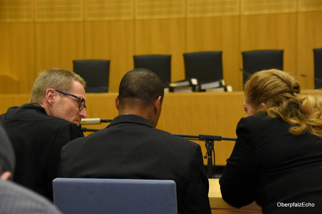 Weiden. Bekanntschaften auch intimer Art, waren für den verheirateten Ted T. offenbar kein Tabu. Am zweiten Verhandlungstag vor der ersten Schwurgerichtskammer beleuchten die Aussagen einer früheren Bewohnerin des Hauses, in dem [&hellip;]