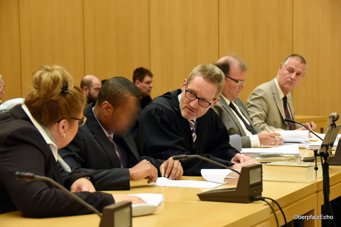 Weiden. „Ich habe gedacht, mir platzt der Kopf.“ Das inzwischen 26-jährige Opfer bleibt bei ihrer Aussage erstaunlich gefasst. Nur selten muss sie unterbrechen, hat sich aber schnell wieder gefangen und [&hellip;]