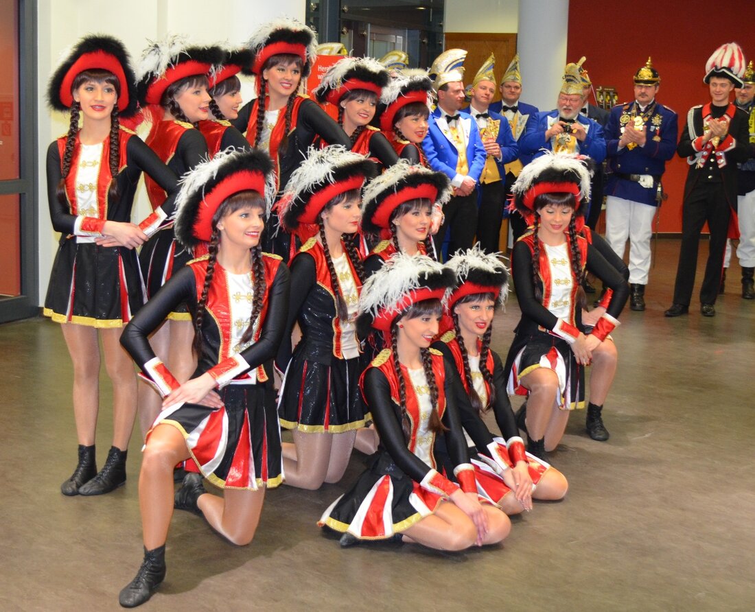 Neustadt/WN. Am Rosenmontag kehrte der Fasching auch bei der Sparkasse ein. Die Mitarbeiter waren schon verkleidet, und am Nachmittag kam schließlich noch hoher Besuch – der Faschingsverein Neustadt hatte sein [&hellip;]