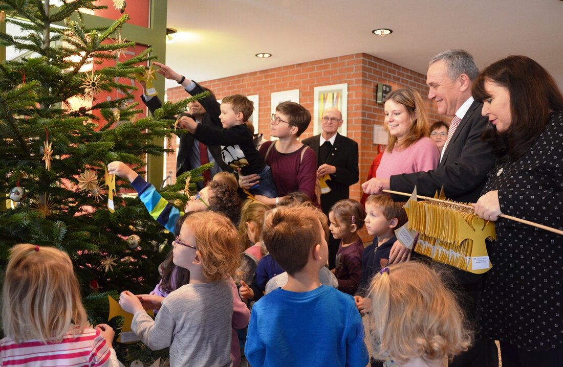 Weiden. Auch dieses Jahr schmückt wieder ein ganz besonderer Weihnachtsbaum das Foyer des Rathauses. Er ist mit etwa 850 Engeln verziert, auf denen Wünsche von Kindern aus sozial benachteiligten Familien [&hellip;]