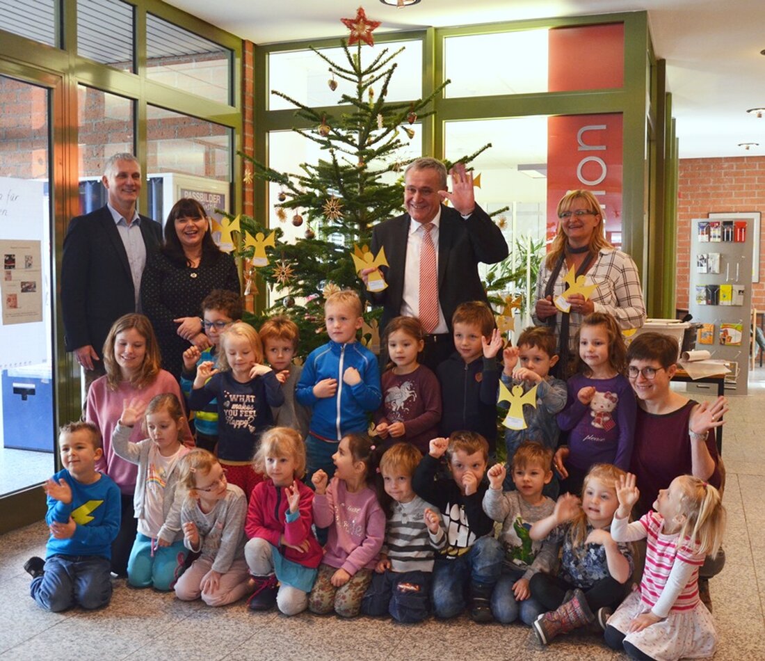 Weiden. Über ein Jahrzehnt lief das Kinderhilfsprojekt “Ein Baum für Weiden”. Schweren Herzens muss die Leiterin es jetzt beenden. Der Grund dafür ist das inzwischen riesige Ausmaß des Projektes und die [&hellip;]