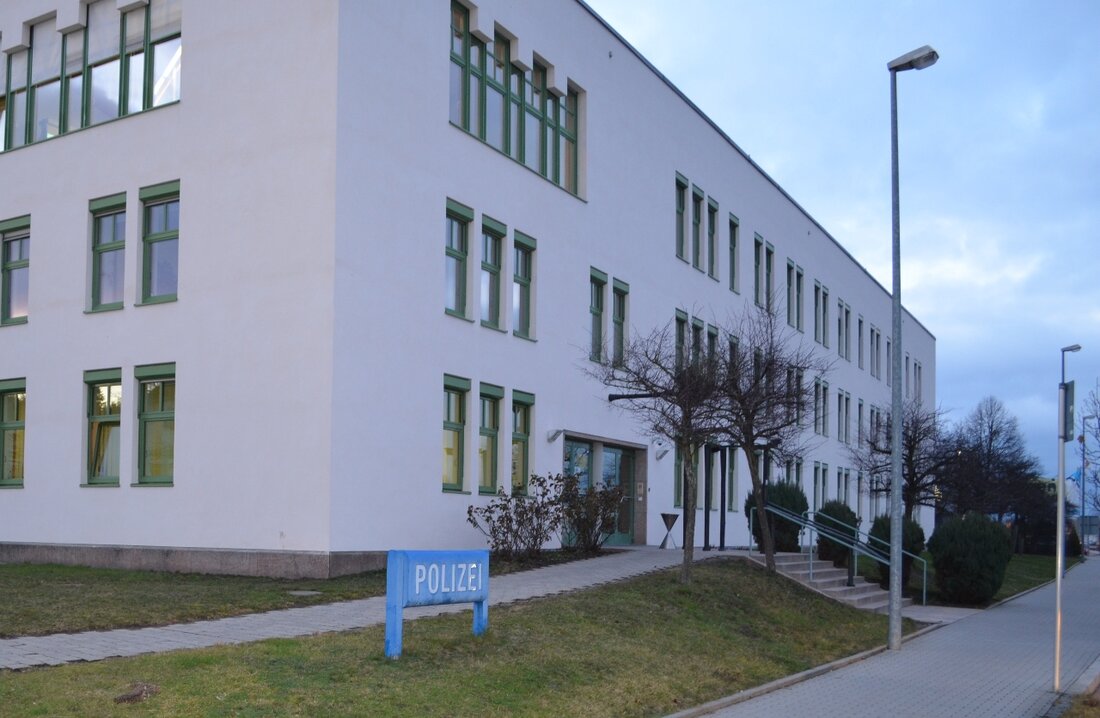 Weiden. Erneut krachte es zwischen einem türkischen Ehepaar aus Weiden, als sie bereits nach kleineren Streitigkeiten auf dem Weg zur Polizeiwache waren. Der Mann schlug seiner Ehefrau mit der Faust [&hellip;]