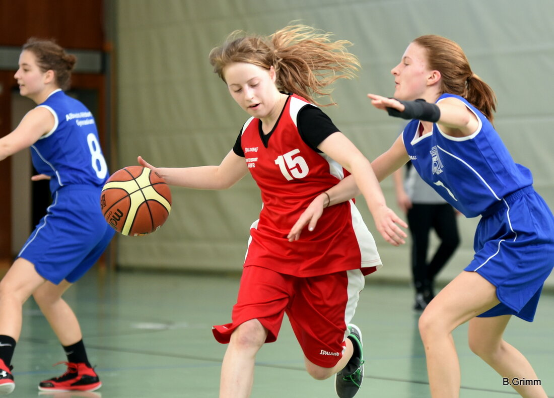 Neustadt/WN. „Die erste Halbzeit war bodenlos. Da haben wir wirklich schlecht gespielt“, sagt Niklas Höning nach dem Bezirksentscheid im Basketball gegen die Maristen-Realschule Cham. In der Pause besannen sich die 13- [&hellip;]