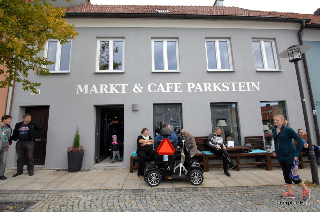 Parkstein. Ein Ahornbäumchen ist bereits herbstlich rot gefärbt, Funkien und Ziergräser grünen in kleinen Randbeeten und formschöne Terrassenmöbel mit Wolldecken laden selbst bei kühler werdenden Temperaturen noch zum Verweilen ein [&hellip;]