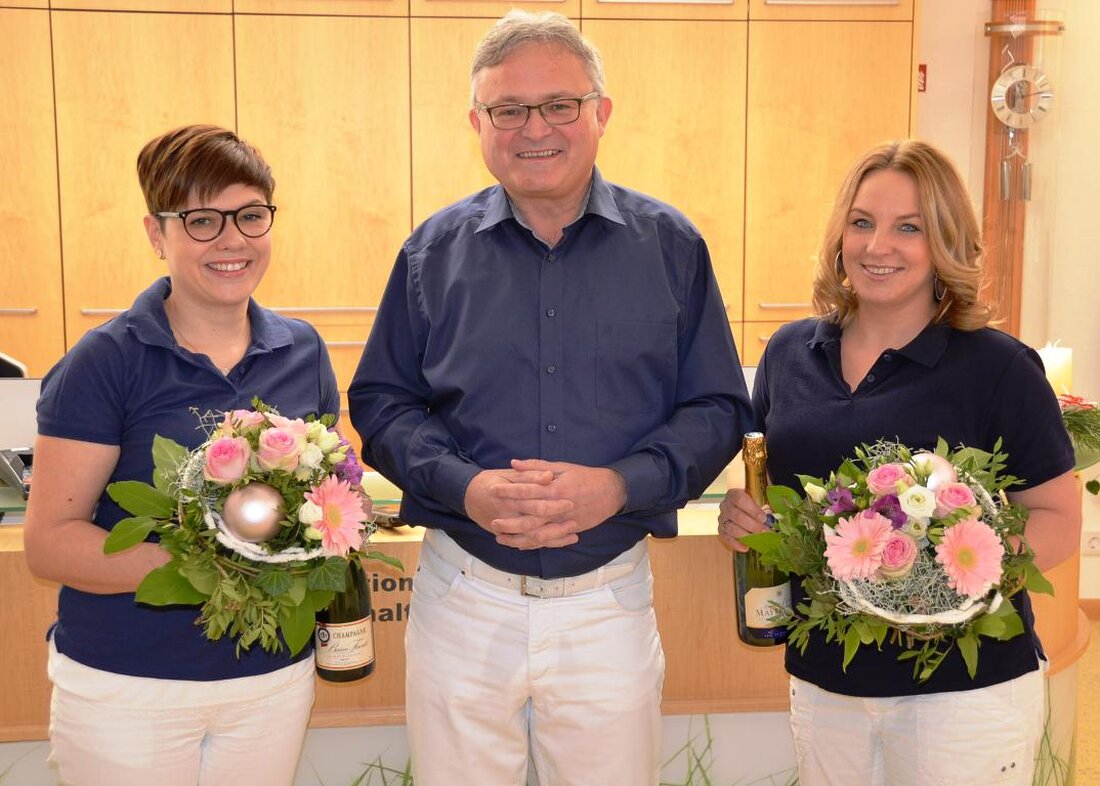 Weiden. Claudia Stangl und Silke Schindler kümmern sich seit vielen Jahren in der Zahnarztpraxis Dr. Wolfgang Kirzinger um das Wohlbefinden der Patienten. Dafür wurden die beiden jetzt geehrt.  “Wir bedanken [&hellip;]