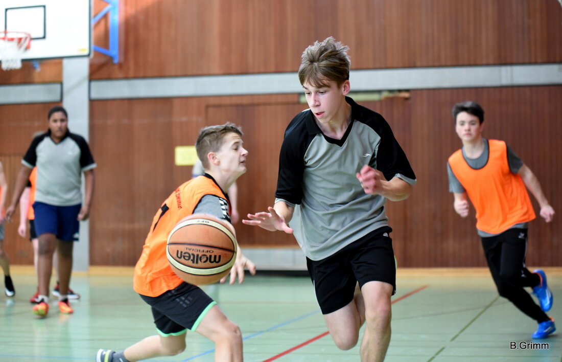 Neustadt/WN. „Wir hätten mehr trainieren müssen“, sagt Jonas Huber vom Carl-Friedrich-Gauß-Gymnasium Schwandorf selbstkritisch. Er und seine Basketballkollegen waren im Bezirksfinale der Lobkowitz-Realschule Neustadt klar unterlegen. Das ist für die Schwandorfer [&hellip;]