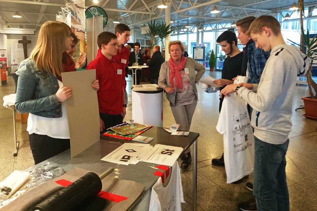 Weiden. Während die Aula bei der Eröffnung und Podiumsdiskussion bis auf den letzten Platz besetzt war, warteten die Aussteller im Foyer der Europa Berufsschule vergebens auf Schüler, die sich über [&hellip;]