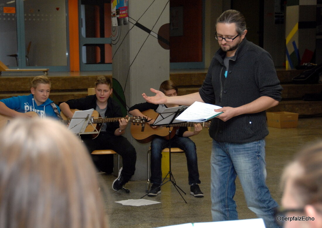 Neustadt/WN. „Wir haben gleich begonnen, mit dem Material zu arbeiten, das wir morgen auf die Bühne bringen“, sagt Andrea Pancur. Die aus Slowenien stammende Münchnerin ist eine von vier Dozenten, [&hellip;]