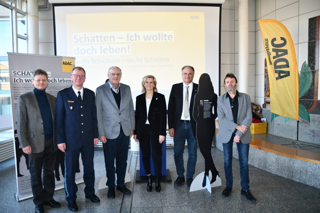Weiden. Die ADAC-Ausstellung "Schatten – Ich wollte doch leben!" eröffnet am Beruflichen Schulzentrum, um besonders Fahranfänger für Verkehrssicherheit zu sensibilisieren. Bis zum 28. Februar 2025 zielt sie darauf ab, junge Menschen mit den harten Realitäten des Straßenverkehrs zu konfrontieren.