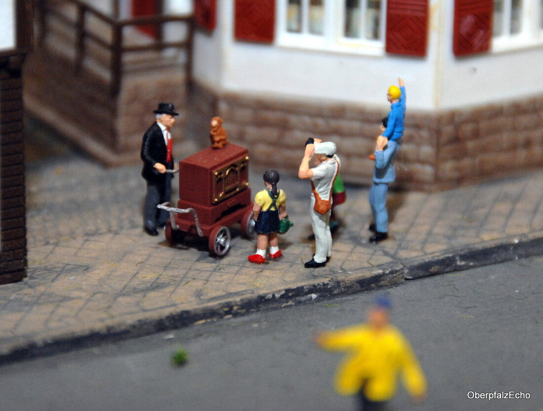 Windischeschenbach. Bis 17 Uhr gibt’s heute noch die große Modellbahnausstellung in der Mehrzweckhalle zu bewundern. Rund 240 Gleismeter schlängeln sich durch detailreich nachgebaute Landschaften. Das Herz der Ausstellung ist die 38 [&hellip;]