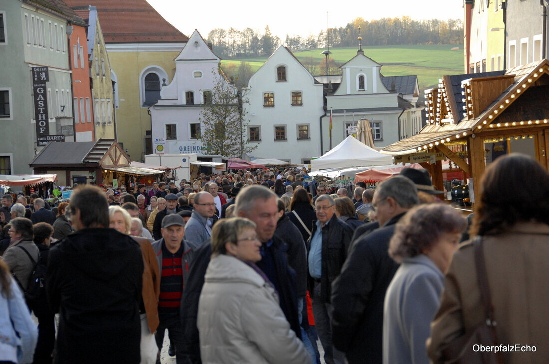 Neustadt/WN. Der Kirwamarkt am Sonntagnachmittag war ein richtiger Besuchermagnet.  Warme Herbstsonnenstrahlen setzten die bunten Fassaden der Giebelhäuser prächtig in Szene und tausende Besucher schlenderten über den Stadtplatz. Gewürze, Bekleidung, Schmuck [&hellip;]