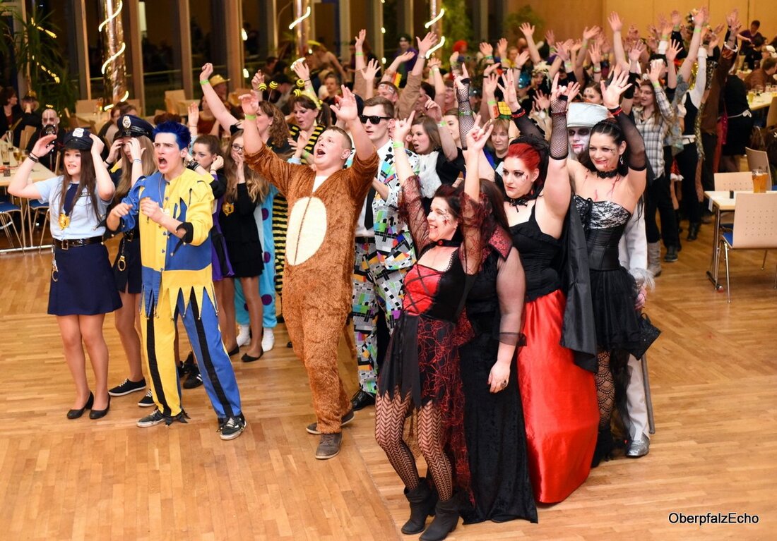 Neustadt/WN. „Super! Die gute Stimmung, die sie reinbringen und das so spontan“, Rebekka, eine Elferrätin der Faschingsgilde Marktredwitz-Dörflas, war vom Auftritt des Neustädter Elferrats beim Lumpenball begeistert – und dabei [&hellip;]