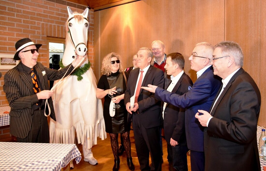 Weiden. Bis ins Jahr 1967 reicht die Tradition zurück, dass der „Detag-Schimmel“ am Rosenmontag und Faschingsdienstag „ausreitet“, um Geld für gute Zwecke aufzutreiben. Diese Tradition führte den Schimmel am Rosenmontag [&hellip;]