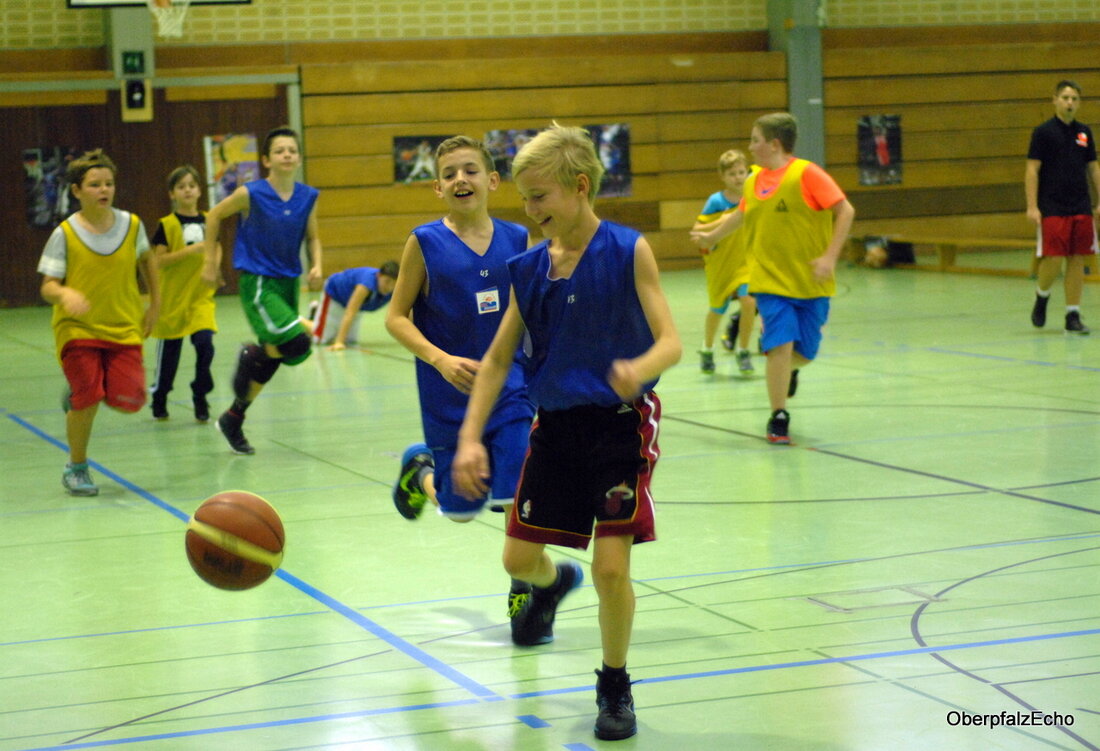 Neustadt/WN. Da war richtig was los in der Dreifachturnhalle des Gymnasium! Bei den Stadtmeisterschaften im Basketball dribbelten 74 Teilnehmer in drei Altersklassen um die Wette. Und das Beste: Alle Spiele verliefen [&hellip;]