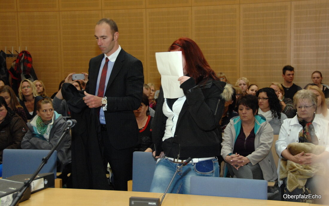 Weiden. Der erste Prozesstag im Verfahren gegen Steffi D., die ihr neugeborenes Kind auf einer Supermarkttoilette mit Papierhandtüchern erstickt haben soll, war für die Angeklagte nicht leicht. Mehrmals versagte ihr [&hellip;]