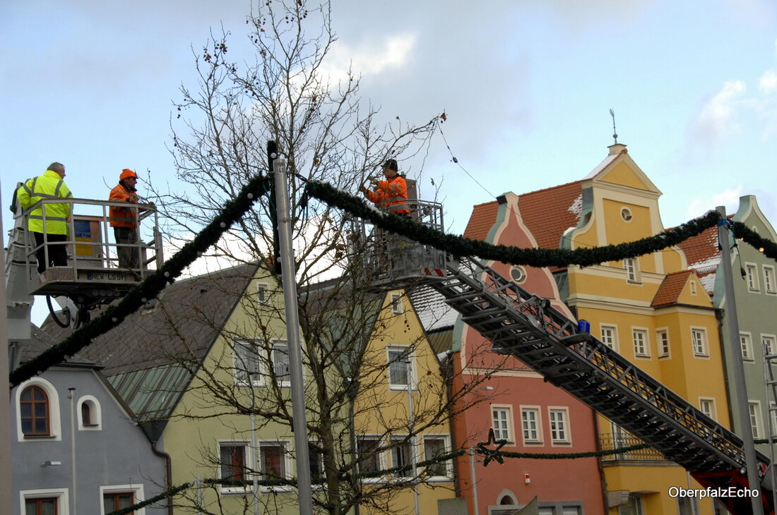 Neustadt/WN. Noch drei Tage Warten, dann ist es soweit. Der Heilige Abend mit Bescherung ist zwar noch nicht, in der Kreisstadt wird es aber trotzdem richtig weihnachtlich. Am Samstag, um [&hellip;]