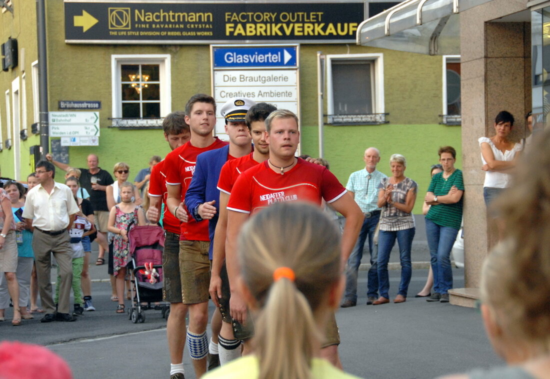 Neustadt/WN. In rotes Licht getauchte Häuserfassaden, verschiedene Musikgruppen und viele, viele Besucher, die die seltene Gelegenheit nutzen, ganz entspannt mitten durch die für den Verkehr gesperrte Altstadt von Neustadt zu [&hellip;]