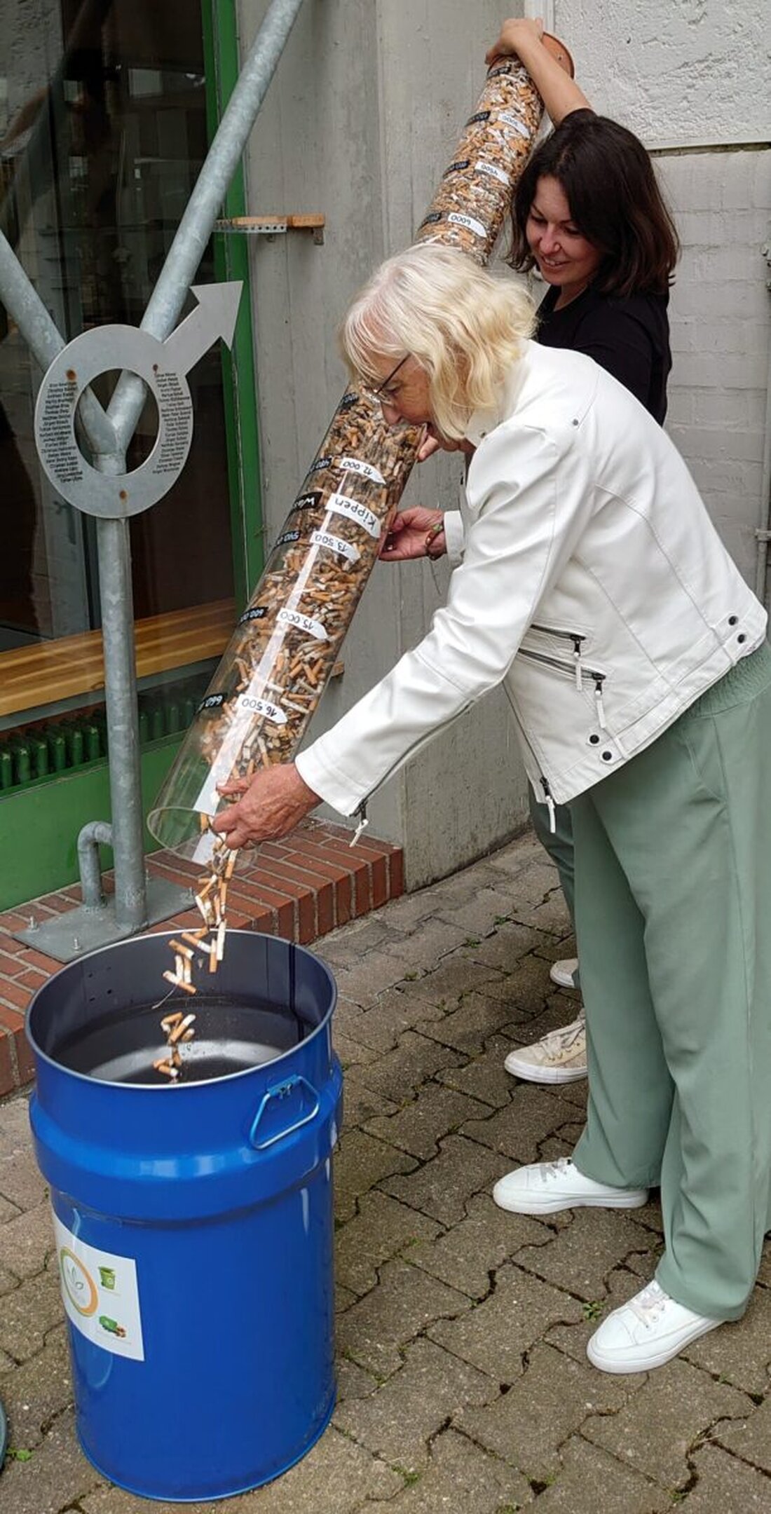 Amberg. Das GMG sammelte 20.000 Zigarettenstummel in einer Kippensäule, ließ sie recyceln und wurde im März 2025 als Umweltschule in Europa geehrt, und die Idee inspiriert andere Schulen.