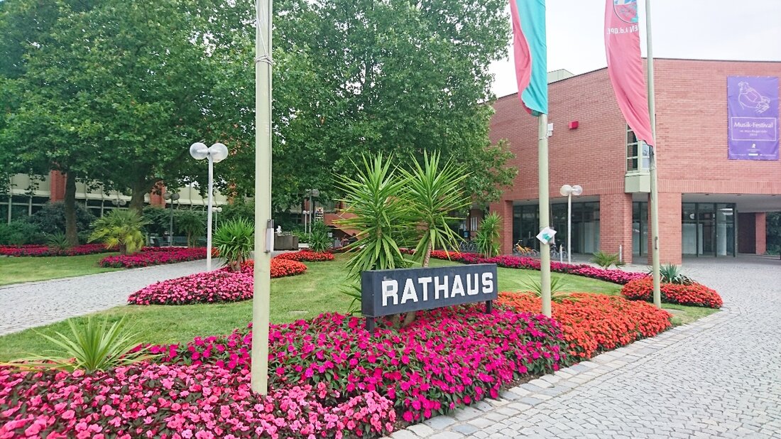 Weiden. Die ersten Mitarbeiter der neuen in Weiden angesiedelten Behörden haben jetzt ihre Arbeit aufgenommen. Rund 300 Arbeitsplätze sollen beim neuen Standort des Landesamts für Finanzen in Weiden entstehen.  „Unsere [&hellip;]