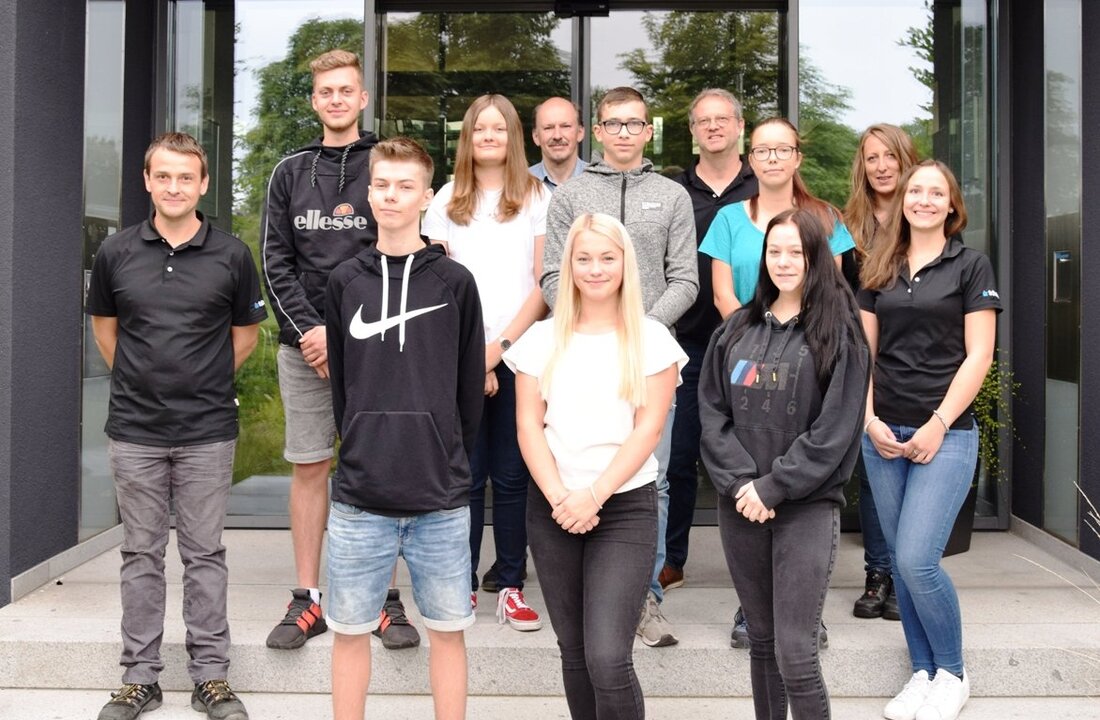 Schönsee. Die Firma Irlbacher durfte am 2. September 2019 sieben neue Auszubildende begrüßen, davon einen Industriemechaniker, zwei Zerspanungsmechaniker, zwei Medientechnologinnen Siebdruck und zwei Industriekauffrauen. Die neuen Azubis wurden vom Betriebsleiter Martin [&hellip;]