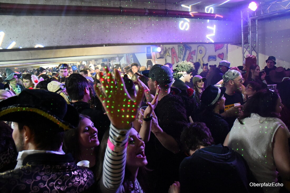 Neustadt/WN. „Wirklich viel los. Die machen eine super Party“, sagte Marco Zörner zur After-Zug-Party im Parkdeck am Hofgarten. Im Laufe des Tages drängten bis zu 7.000 Faschingsnarren auf das Feiergelände. [&hellip;]