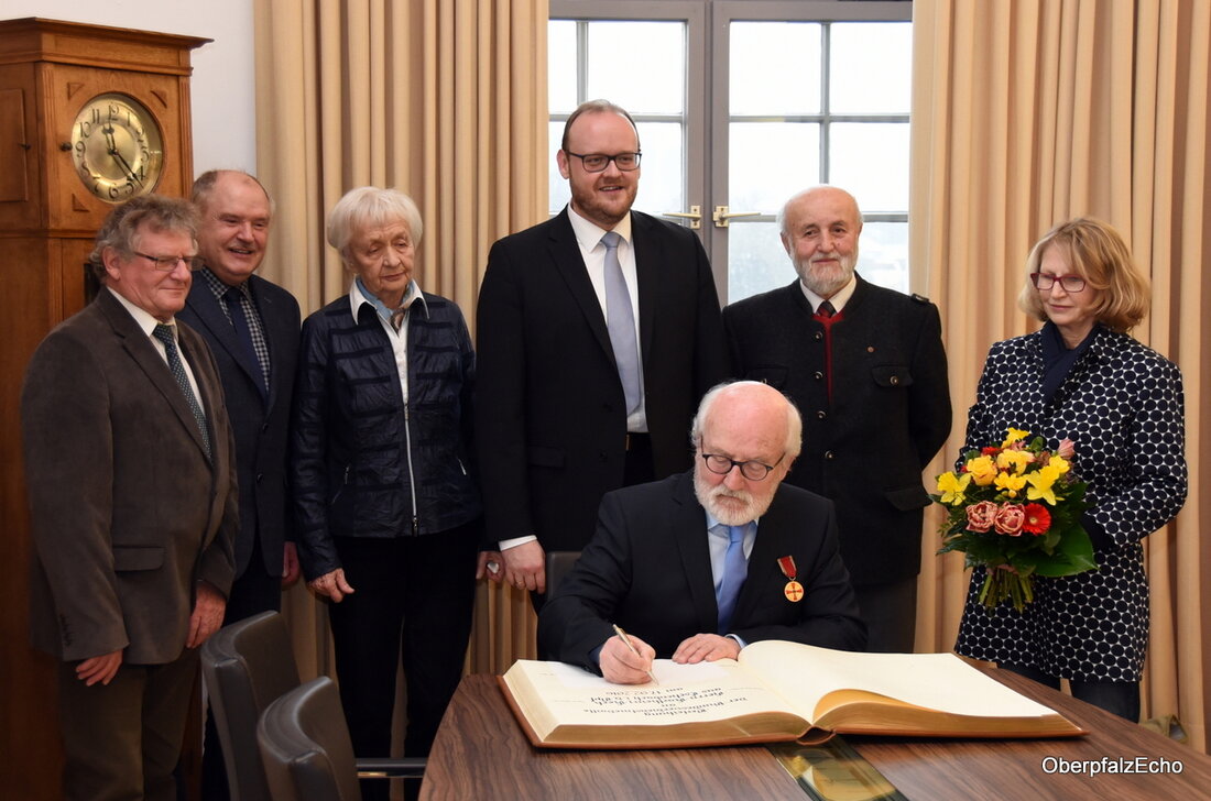 Neustadt/WN. “Durch Ihren jahrzehntelangen, unermüdlichen Einsatz haben Sie das gesellschaftliche und kulturelle Leben der Stadt Eschenbach in der Oberpfalz maßgeblich positiv beeinflusst und Maßstäbe in Sachen Heimatpflege gesetzt”, sagte Landrat [&hellip;]
