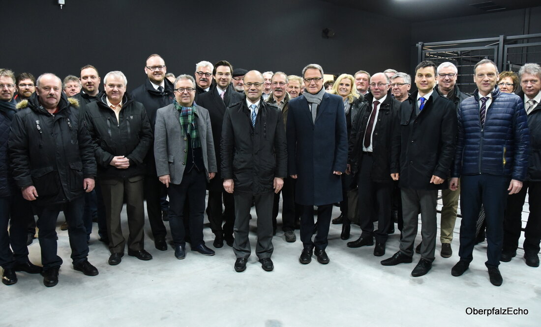 Neuhaus. Knapp 1600 Atemschutzträger gibt es bei den Feuerwehren in der Nordoberpfalz. Über die Ausbildungs- und Trainingsmöglichkeiten mit der neugeschaffenen Atemschutzstrecke im Gewerbegebiet an der Autobahn informierten sich die CSU-Kreisräte [&hellip;]