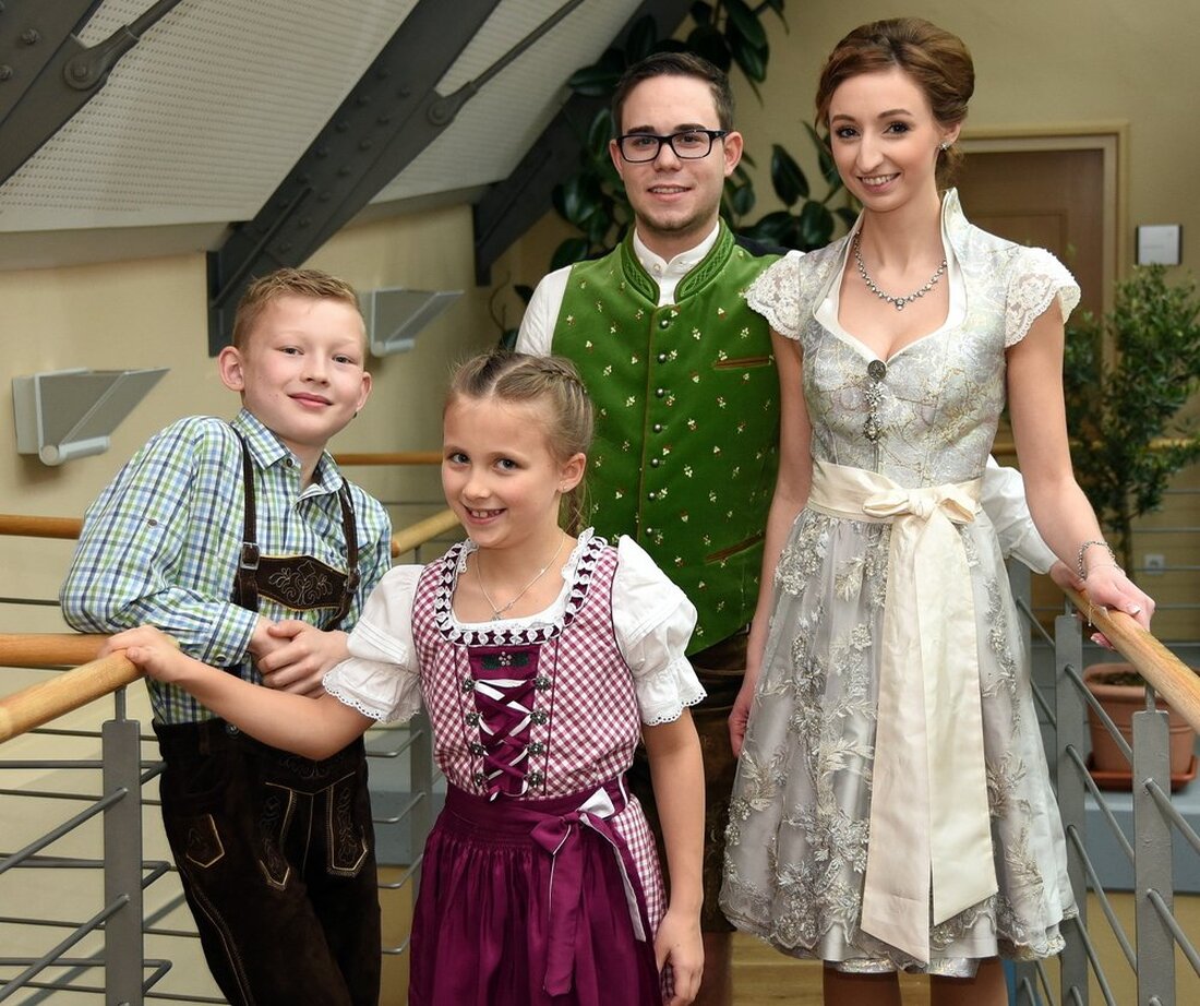 Neustadt/WN. Der helle Klang einer großen Kapitänsglocke hallt am Samstag um 11.11 Uhr durch die Flure des Rathauses. Im Erdgeschoss der Neustädter Zivilverwaltung hat sich ein bunter Haufen bestehend aus [&hellip;]