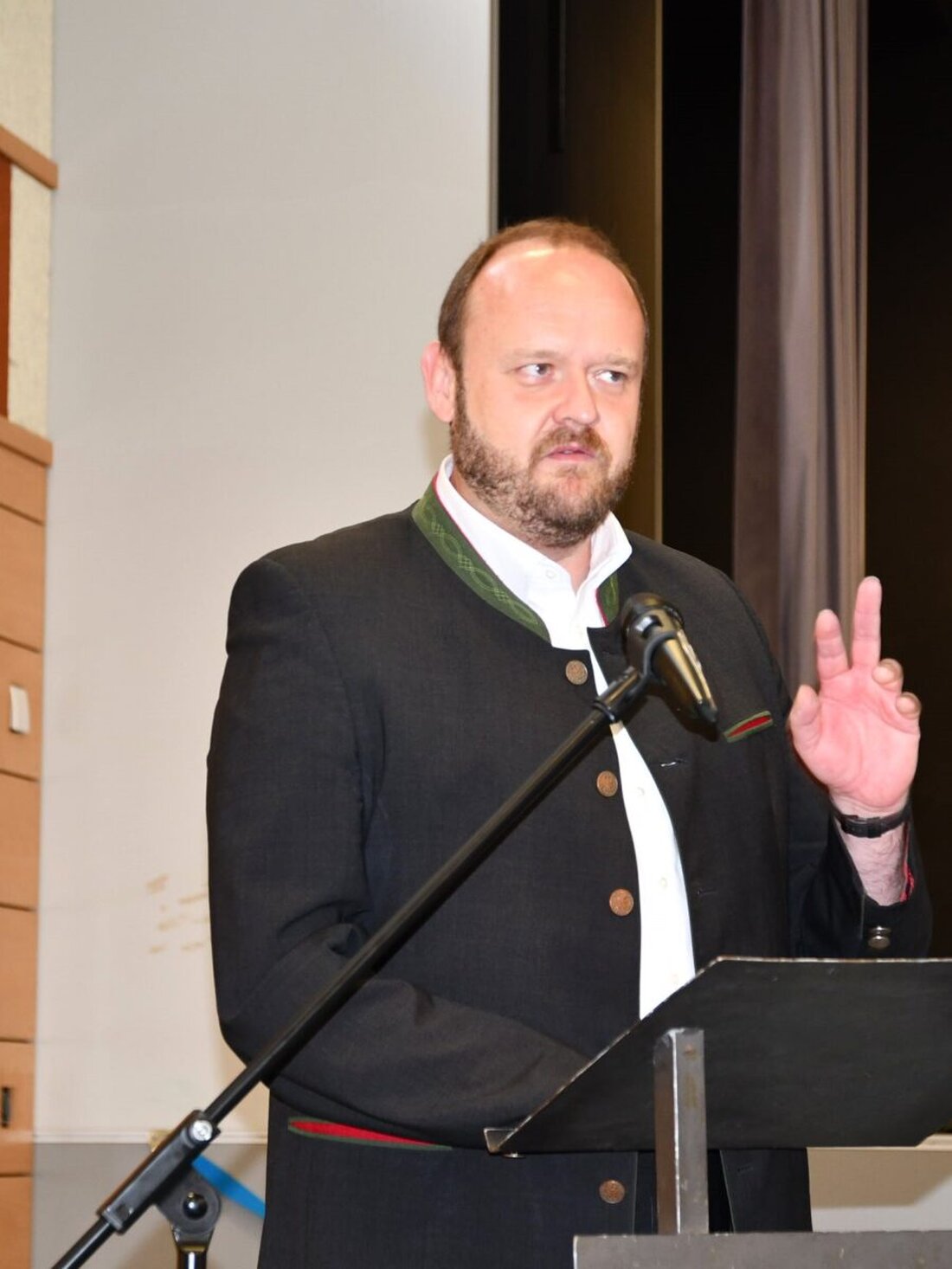 Neustadt. Landkreis und Staatliches Bauamt suchen den Dialog mit Umweltverbänden zur Ortsumgehung Mantel, um Einwände auszuräumen und weitere Klagen zu vermeiden. Ziel ist es, Zusatzkosten zu vermeiden und den Schutz der Menschen in Mantel zu gewährleisten.