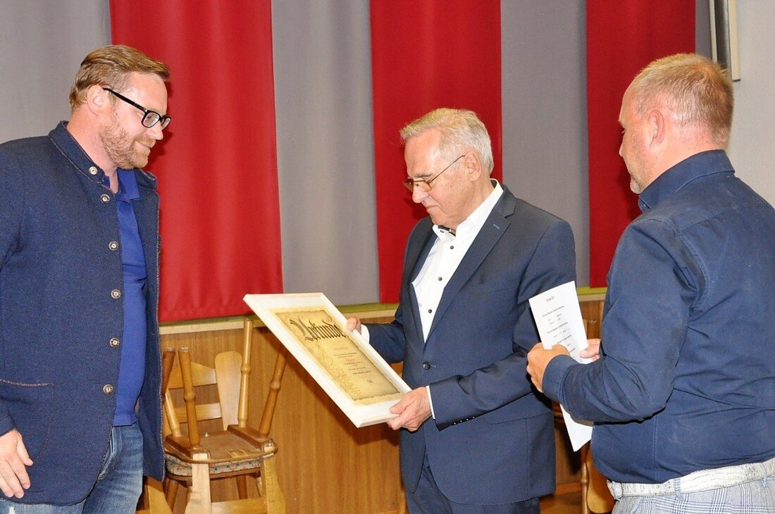 Weiden. Günter Zwick ist Ehrenmitglied der SpVgg SV Weiden. Der erste Vorsitzende Michael Kurz zeichnete das langjährige Mitglied und den ehemaligen Vorsitzenden des Vereins aus und würdigte seine Verdienste. Günter [&hellip;]