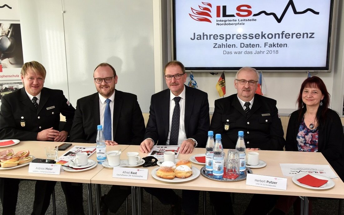Weiden. Für das Jahr 2018 zog die „Integrierte Leitstelle Nordoberpfalz“ (ILS) in Weiden Bilanz. Der Verbandsvorsitzende des „Zentralen Rettungsverbandes“ (ZRF) und Neustädter Landrat Andreas Meier, der ZRF-Geschäftsleiter Alfred Rast sowie Leitstellenleiter [&hellip;]