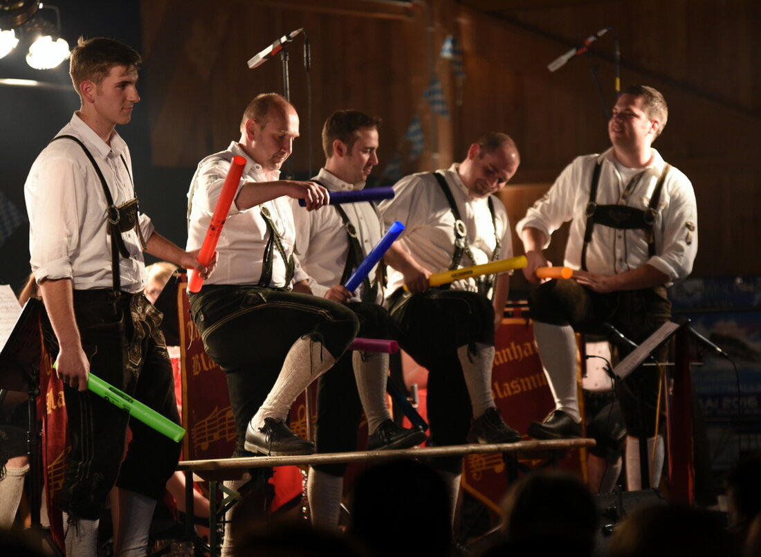 Wurz. Eine volle Halle, echte Blasmusik, viel gute Laune und zwei Moderatoren, die auch mal mit Selbstironie die Gäste zum Lachen bringen – beim 2. Böhmischen Abend in der O’Schnitthalle [&hellip;]