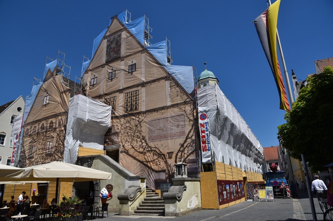 Weiden. Bislang unbekannte Täter haben eine Fotoleinwand am “Alten Rathaus” beschädigt. Im Zeitraum von Freitag, 19 Uhr, bis Montag, 6.15 Uhr, rissen sie an der an einer Holzwand angebrachten Leinwand [&hellip;]