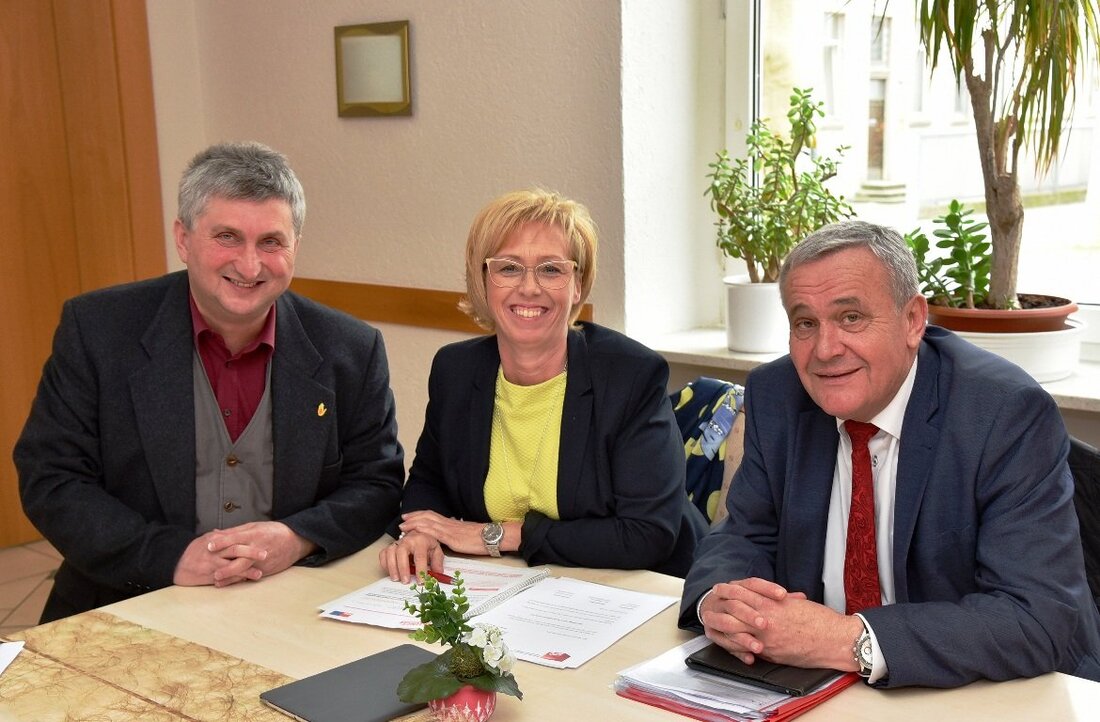 Weiden. Die Weidener SPD hatte zum Pressegespräch ins Hotel „Zur Post“ in Weiden eingeladen. Die erste Vorsitzende, Stadträtin Sabine Zeidler und ihre beiden Stellvertreter, Oberbürgermeister Kurt Seggewiß und Fraktionsbeirat Herbert Schmid [&hellip;]