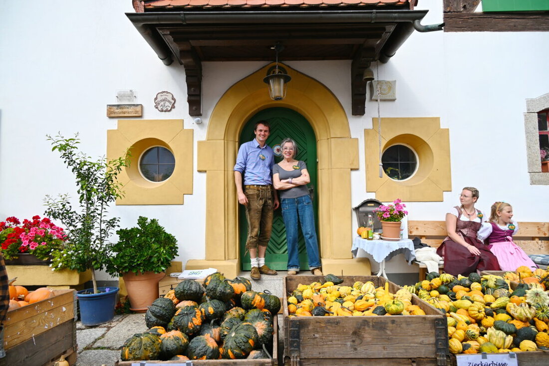 Etzenricht. Ideale Bedingungen, einschließlich des Wetters, beim Hoffest. Bewährtes und eine bunte Angebotspalette schufen ausgezeichnete Stimmung beim 22. Hoffest der Beutners im Etzenrichter Ortszentrum. Die Kombination aus landwirtschaftlichen Produkten und Wiesn-Atmosphäre macht den Termin zum Dauerbrenner.