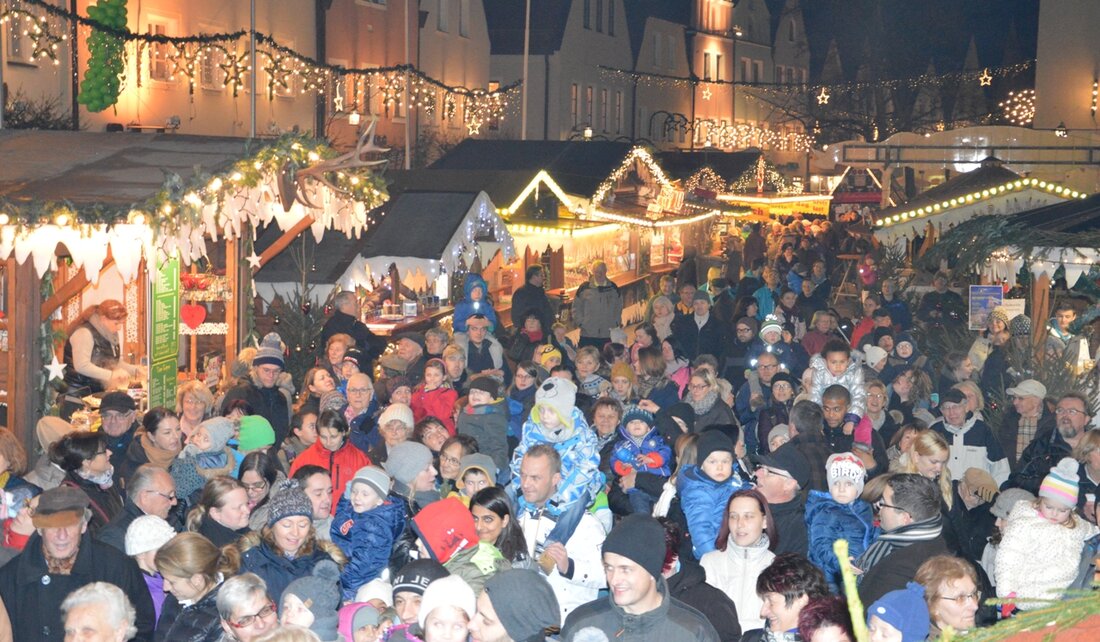 Weiden. Gestern wurde der Christkindlmarkt in Weiden eröffnet. Und zwar von keinem geringerem als dem Nikolaus höchstpersönlich. Im Gepäck hatte er hunderte “Nikolaussäckchen” für die kleinen Weidener. Erwartungsvoll standen hunderte Kinder [&hellip;]