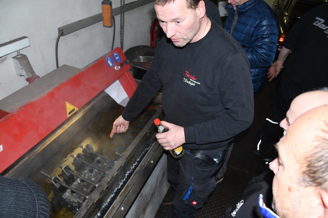 Weiden. KFZ-Handwerker informierten sich bei Bergler Fahrzeugtechnik über den Leistungsprüfstand MAHA LPS 3000, eine Methode zur Bewertung der Fahrzeugleistung.