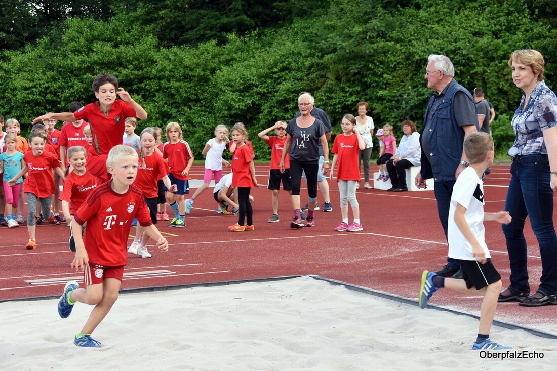 Neustadt/WN. „Die Resonanz war hervorragend“, sagt Franz Grau von der DJK Leichtathletikabteilung über das erste Dreikampfsportfest am Gymnasiumsportplatz. Im vergangenen Jahr sei für die Kinder und jüngeren Altersgruppen nichts mehr [&hellip;]