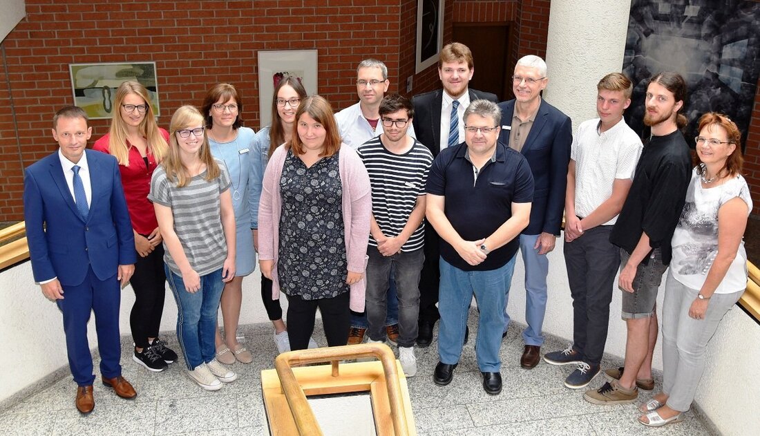 Weiden. Im Weidener Rathaus wurden acht neue Auszubildende bei der Stadt Weiden offiziell begrüßt. Von Jürgen Wilke Bürgermeister Jens Meyer, Ilona Würschinger, Personalabteilung, Doris Schörner, Leiterin Kinderhaus Tohuwabohu, Reiner Leibl, [&hellip;]