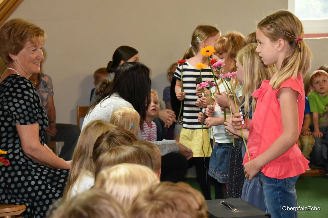 Neustadt/WN. „Wer hat an der Uhr gedreht, ist es wirklich schon so spät? Soll das heißen ja ihr Leut, Frau Wittmann geht in Rente heut“, sangen die Schulanfänger der Kindertagesstätte [&hellip;]