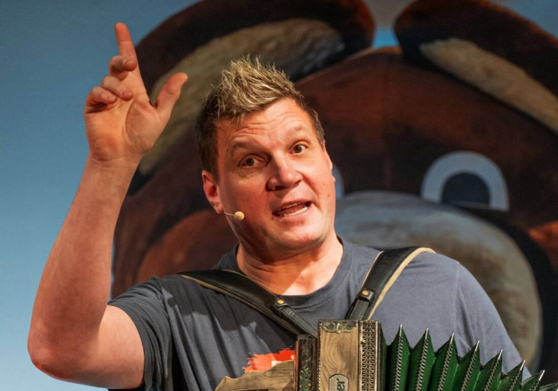 Speichersdorf. Die Bürgerstiftung Lebensfreude organisiert in der Sportarena Speichersdorf einen Auftritt des Kabarettisten Da Bobbe, bekannt als "a baorisches Urviech", am 16. Mai 2025 um 19.00 Uhr. Da Bobbe begeistert mit seiner authentischen Art und bringt das bayerische Landleben humorvoll auf die Bühne. Tickets für das Event sind online auf okticket.de erhältlich.