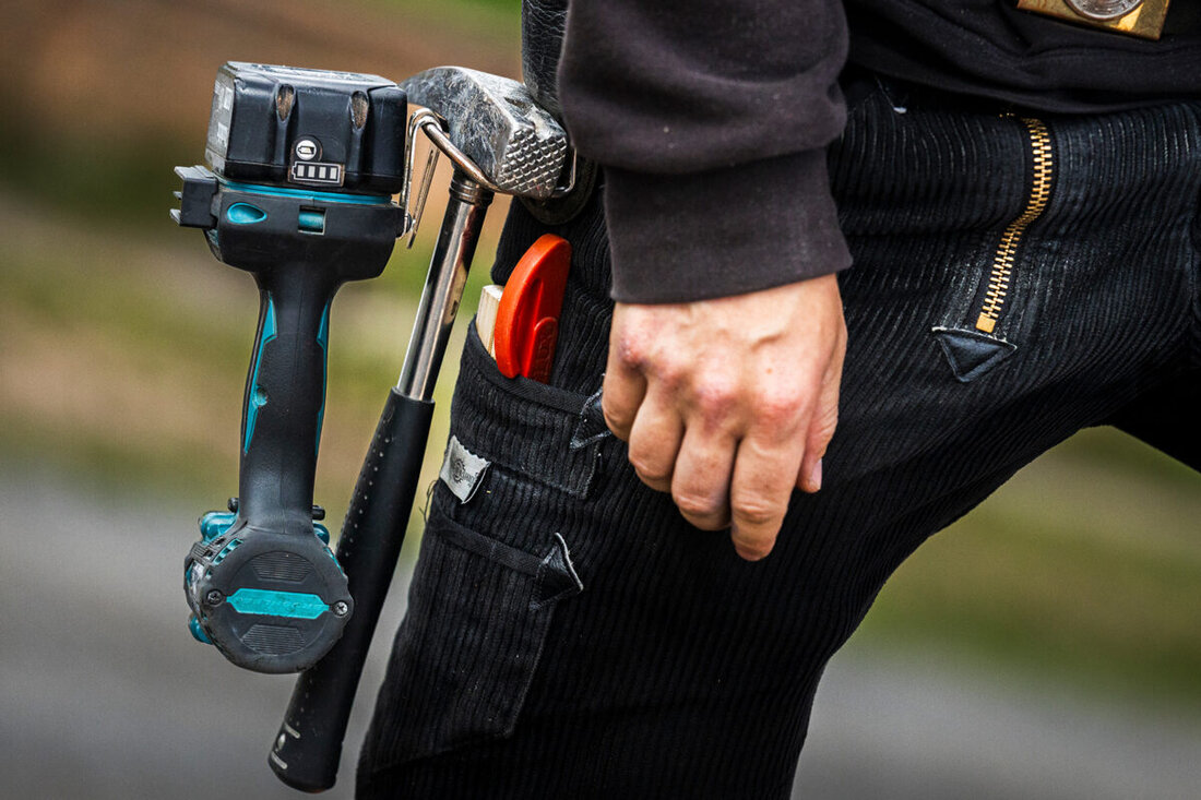 Weiden. Ab Januar steigt der Dachdecker-Mindestlohn: 16,60 Euro für Gesellen, 14,96 Euro für Ungelernte. IG BAU ruft zur Kontrolle der Abrechnung auf, auch im Kreis Tirschenreuth und in Neustadt/WN.