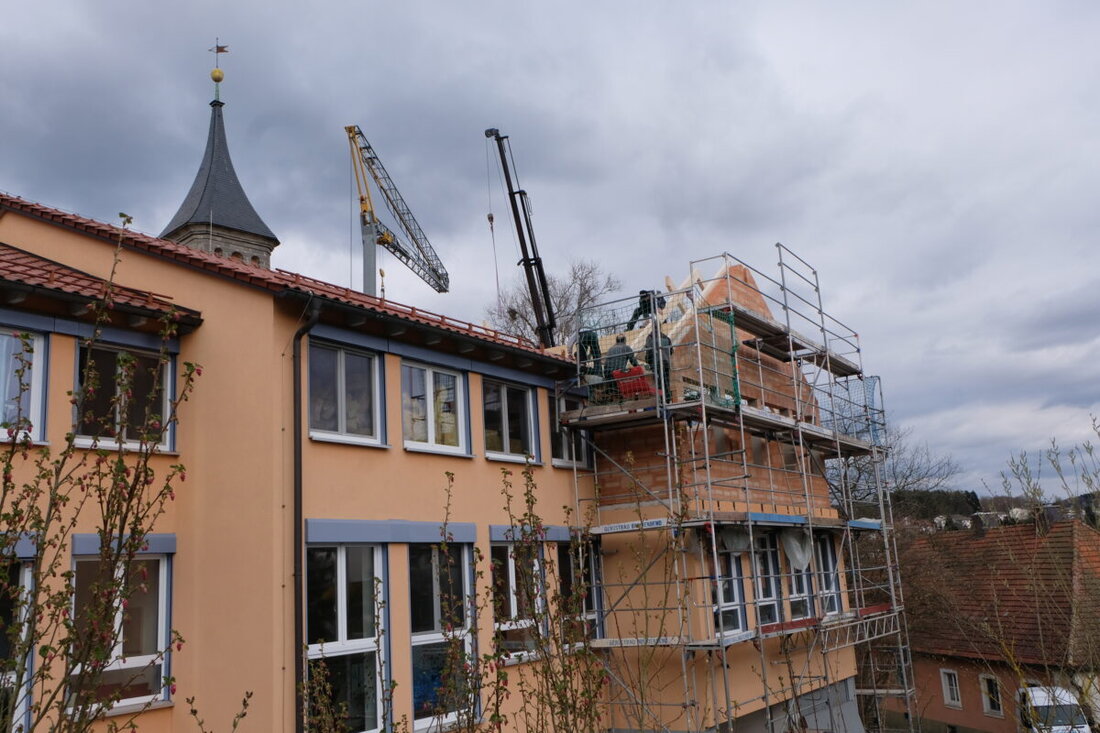 Floß. Der Kindergarten „Unterm Regenbogen“ erhält einen neuen Dachstuhl, ein wichtiger Schritt zur Fertigstellung des Erweiterungsbaus. Der Einzug ist für den Herbst 2025 geplant.