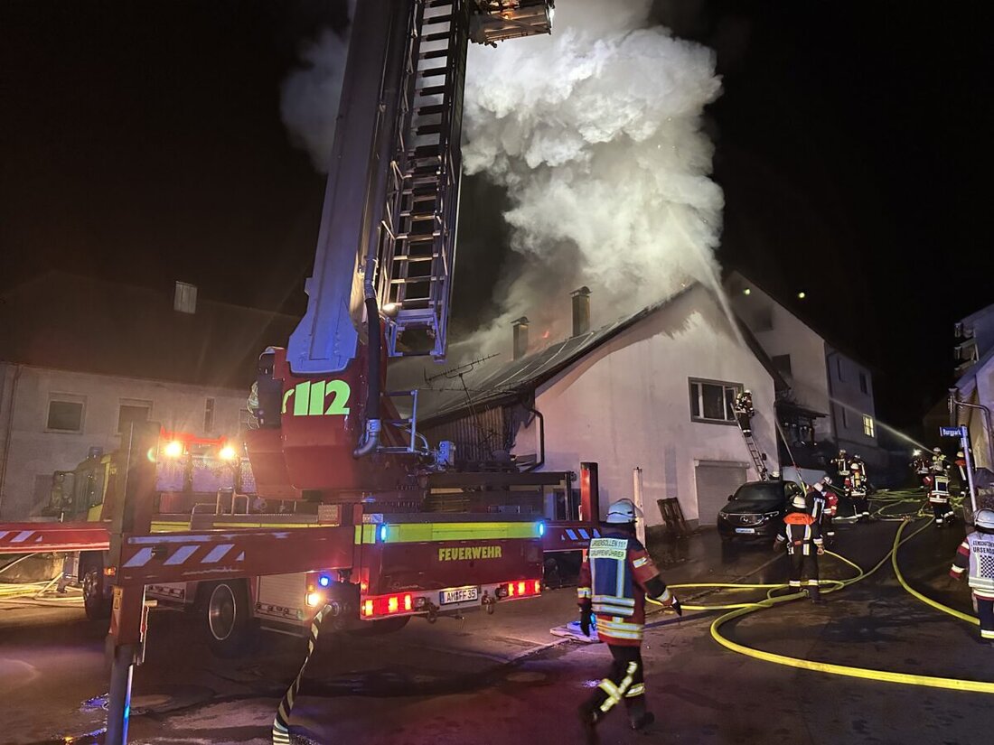 Heimhof. Ein Dachstuhlbrand alarmierte über 110 Einsatzkräfte in der Nacht, ein Übergreifen der Flammen konnte verhindert werden. Nach einer umfangreichen Brandbekämpfung wechselte man zu einer Brandwache.