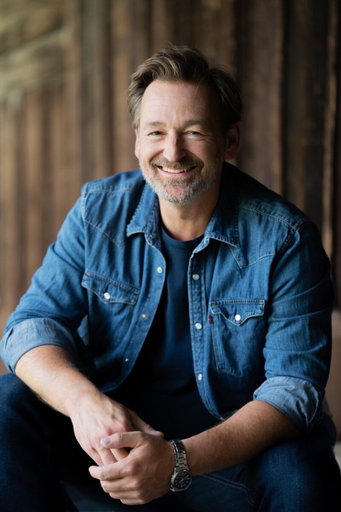 Wunsiedel. Am 30. Juli 2026 kehrt der Oberpfälzer „Dahoam is Dahoam“-Star Holger Matthias Wilhelm mit „Tresenmann and Friends“ in den Museumshof der Luisenburg zurück – dorthin, wo seine musikalische Reise begann.