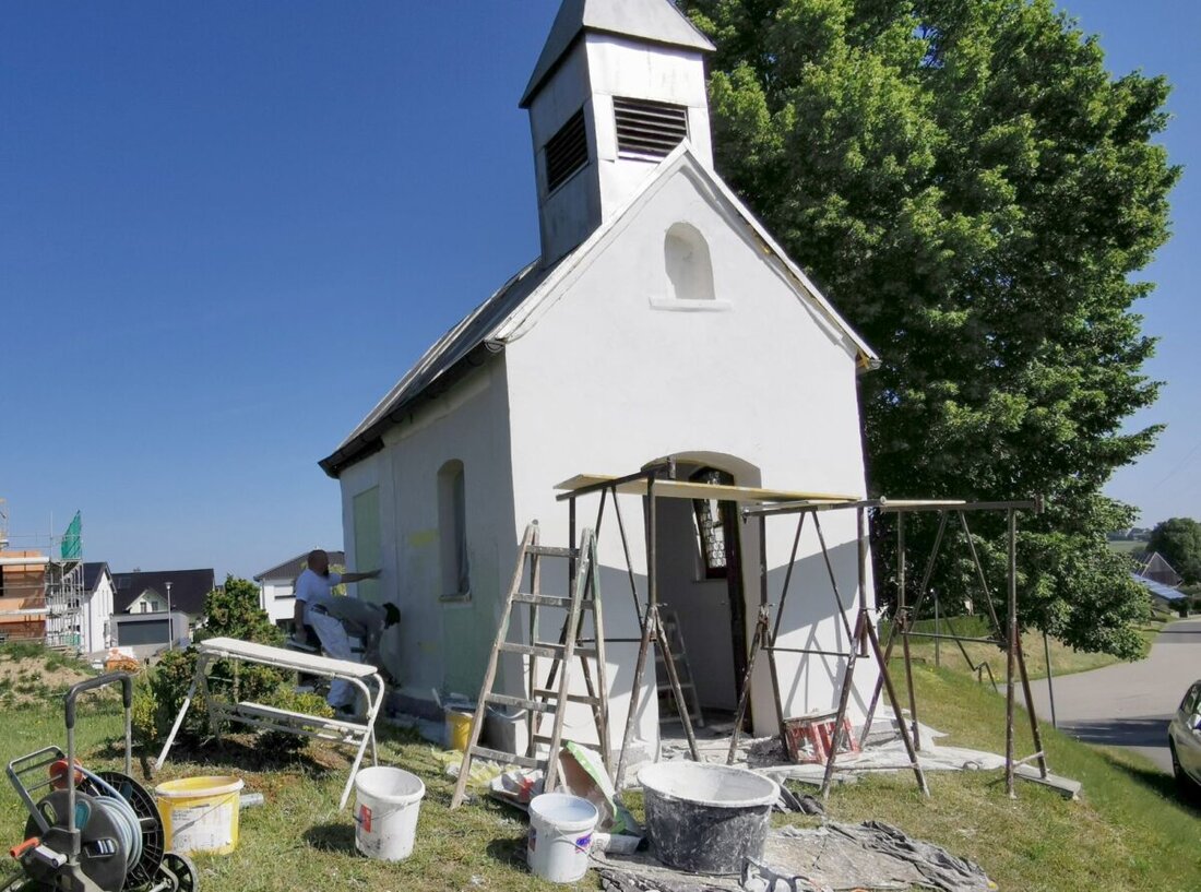 Eslarn. Die Bühl-Kapelle, auch Dainsn-Kapelle genannt, wurde aus Trauer über den Verlust einer Tochter errichtet und später zu einer Kapelle ausgebaut. Sie ist Ziel von Flurumgängen und Andachten und wurde zuletzt von den Eigentümern Maria und Karl Kleber renoviert.