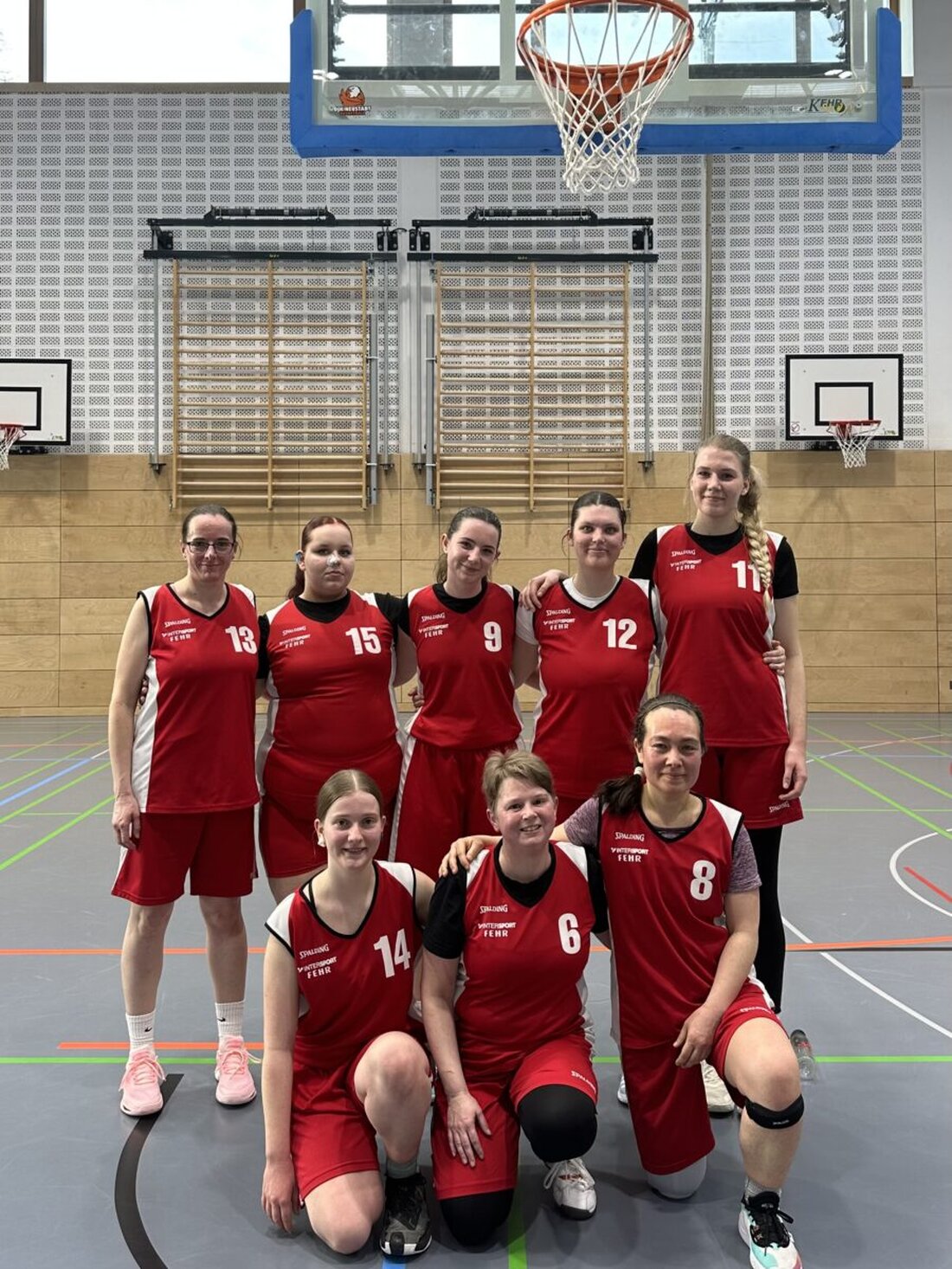 Neustadt/WN. Die Damen drei der DJK Neustadt feiern nach hartem Kampf ihren ersten Saisonsieg: 50:46 gegen den TSV 1880 Schwandorf. Der Erfolg krönt Mut, Zusammenhalt und lädt neue Spielerinnen ein, mitzumachen.