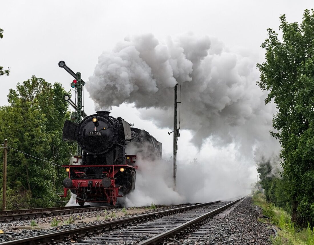 Hersbruck. Am 31. August 2025 findet am Bahnhof ein Tag der offenen Tür statt, inklusive Dampfzugpendelfahrten im Pegnitztal. Fahrkarten sind ab 16 Euro erhältlich, mit speziellen Angeboten für Kinder und Tageskarten.